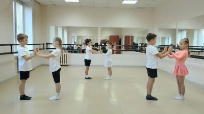 Занятие в эстетклассе, посвященный ритмике и танцу
